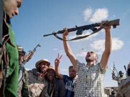 Rebeldes libios celebran en las calles tras la caída de Sirte y la muerte de Gadhafi. AP  /