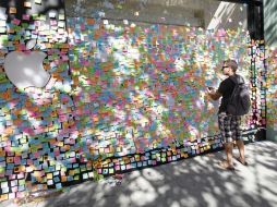 Testimonios de simpatía hacia Steve Jobs en una tienda de California tapizan los ventanales. AFP  /