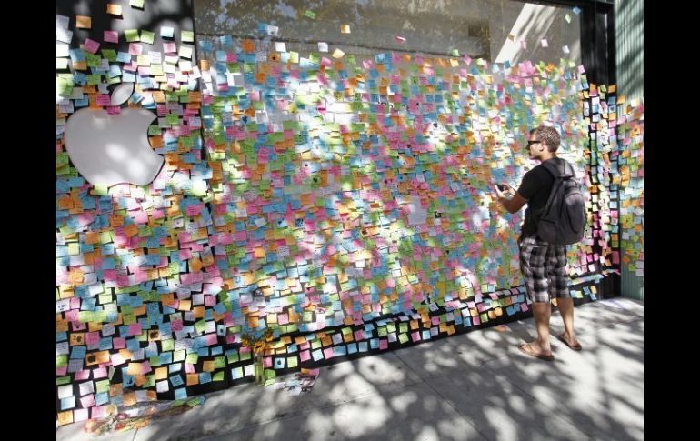 Testimonios de simpatía hacia Steve Jobs en una tienda de California tapizan los ventanales. AFP  /