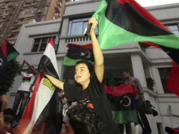 Grupos de personas se congregaron ante la embajada libia en El Cairo, para celebrar la noticia de la muerte de Gadhafi. EFE  /