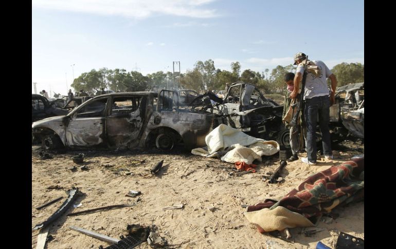 Vehículos del convoy que recibieron el impacto de un misil Hellfire lanzado desde el avión estadounidense. REUTERS  /