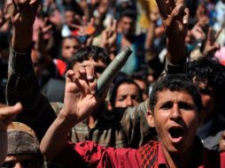 Manifestantes de la oposición yemení participan hoy en una protesta para exigir la salida del presidente Ali Abdalá Saleh, en Saná. EFE  /