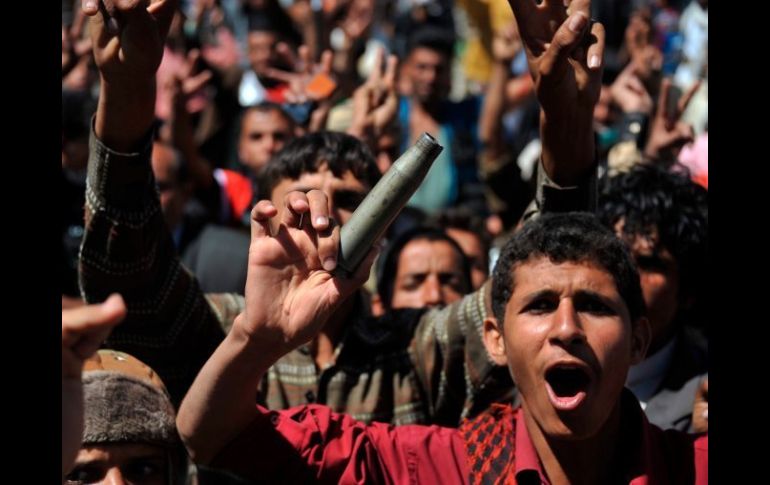 Manifestantes de la oposición yemení participan hoy en una protesta para exigir la salida del presidente Ali Abdalá Saleh, en Saná. EFE  /