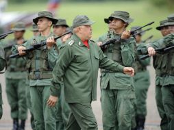 El presidente venezolano, Hugo Chávez, recibe honores militares en la ciudad de  Táchira. AFP  /