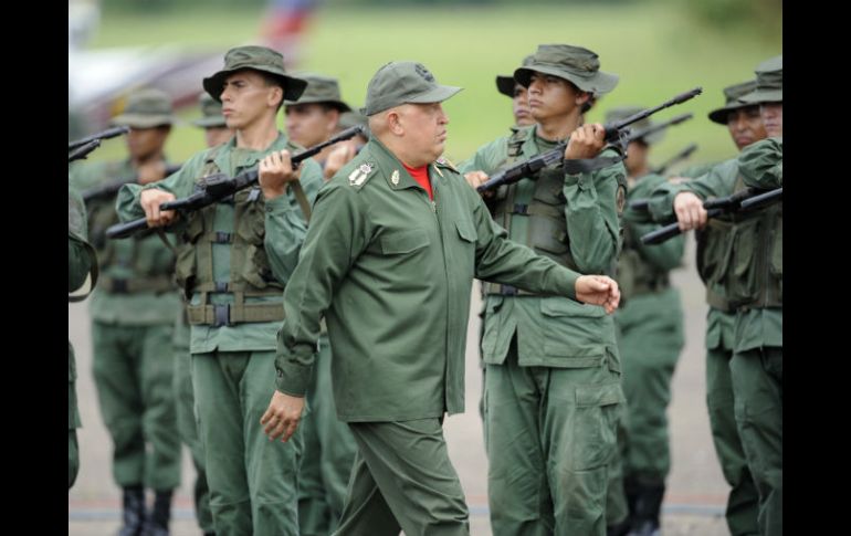 El presidente venezolano, Hugo Chávez, recibe honores militares en la ciudad de  Táchira. AFP  /