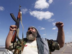 Un rebelde grita Allahu akbar (Dios es grande), cuando celebra la caída de Gadafi en Sirte. REUTERS  /