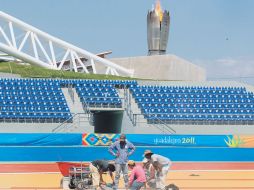 Empleados supervisan los que, según autoridad panamericana, son ahora sí los últimos detalles del Estadio de Atletismo.  /