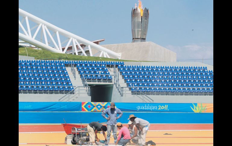 Empleados supervisan los que, según autoridad panamericana, son ahora sí los últimos detalles del Estadio de Atletismo.  /