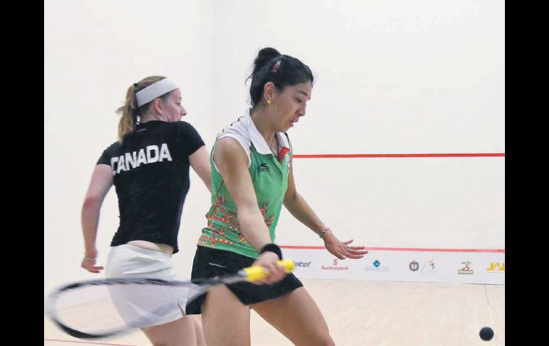 Nallely Hernández en el partido contra Canadá. Fue un bronce, pero el squash ratificó de esta manera su buena marcha.  /