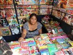 Bertha Alicia Mejía Olmedo, atiende un puesto de revistas junto con su esposo, en Providencia.  /