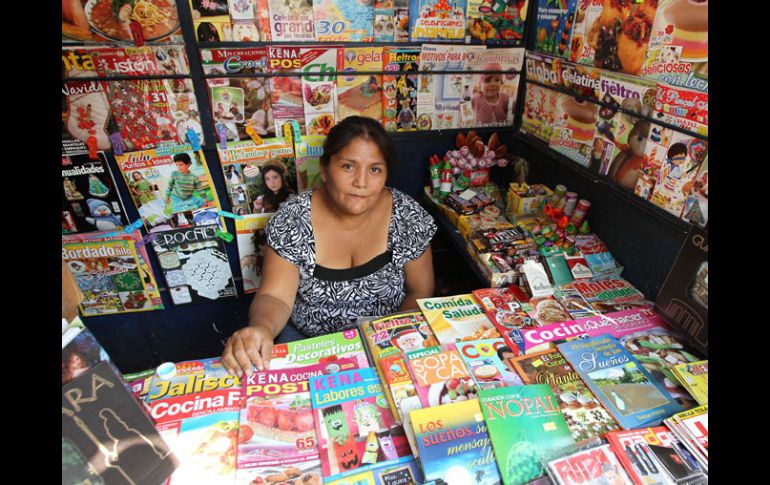 Bertha Alicia Mejía Olmedo, atiende un puesto de revistas junto con su esposo, en Providencia.  /