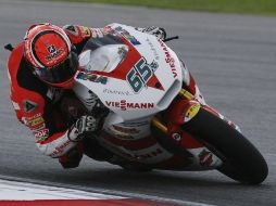 El piloto alemán de Moto2 Stefan Bradl, participa en una sesión de entrenamientos libres en el Circuito Internacional de Sepang. EFE  /