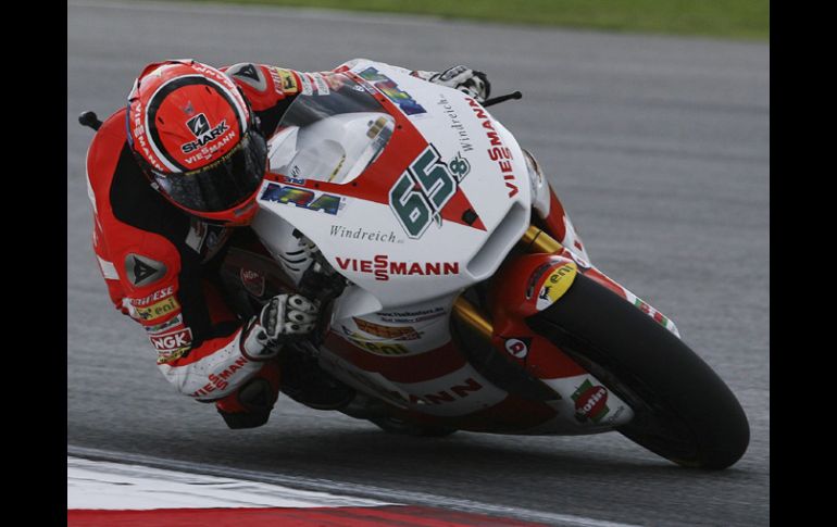 El piloto alemán de Moto2 Stefan Bradl, participa en una sesión de entrenamientos libres en el Circuito Internacional de Sepang. EFE  /