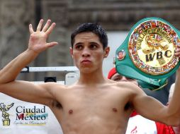 Édgar Sosa aprovechó su velocidad con los puños para propinar una lluvia de golpes sin acertar a su contrincante. NOTIMEX  /