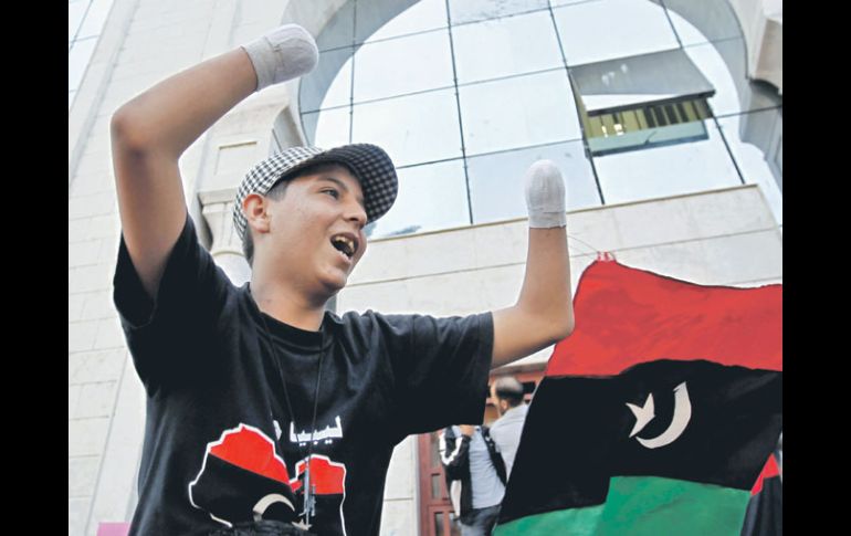 La portada de EL INFORMADOR muestra a un joven víctima del régimen de Gadhafi celebra. REUTERS  /