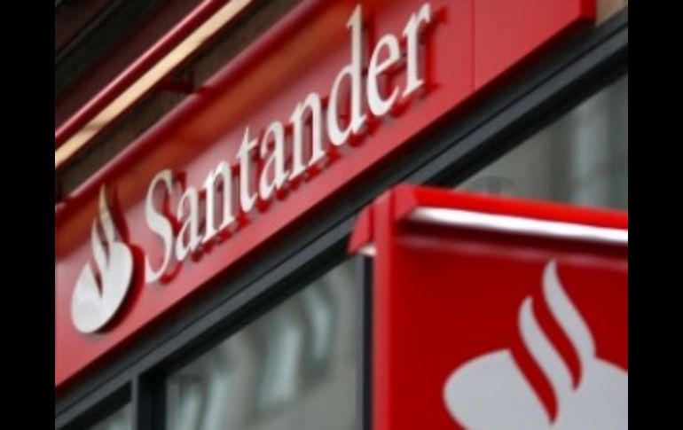 Santander comercializa sus créditos a través de una red de más de 13 mil concesionarios de automóviles. ESPECIAL  /