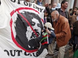 Unos ciudadanos libios celebran en el exterior de la Embajada de su país en Londres. EFE  /