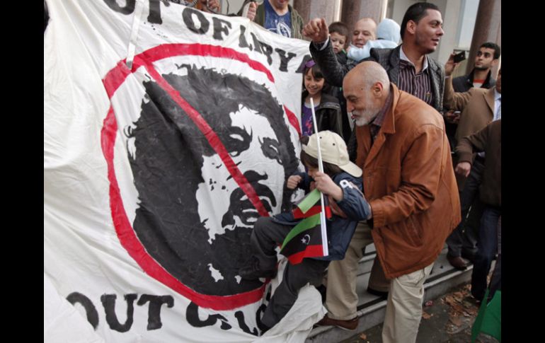 Unos ciudadanos libios celebran en el exterior de la Embajada de su país en Londres. EFE  /