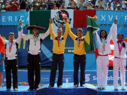 Los equipos ganadores, durante la entrega de preseas. EFE  /