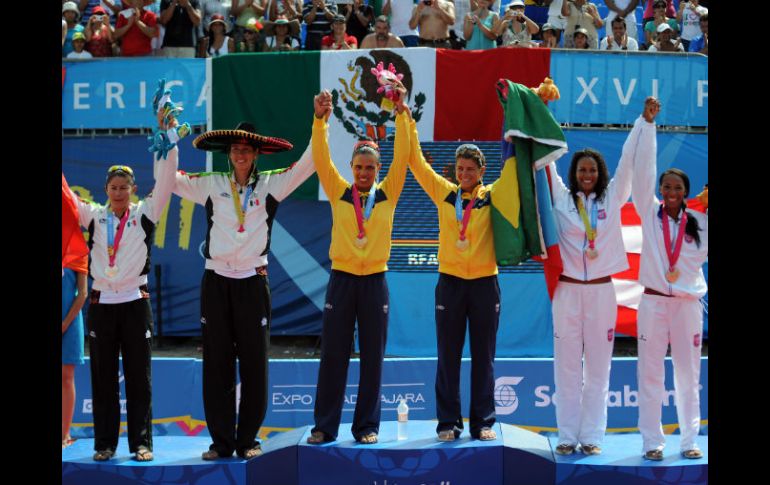 Los equipos ganadores, durante la entrega de preseas. EFE  /