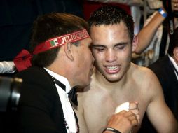 Julio César Chávez aconseja a su hijo César Jr. durante una pelea. MEXSPORT  /