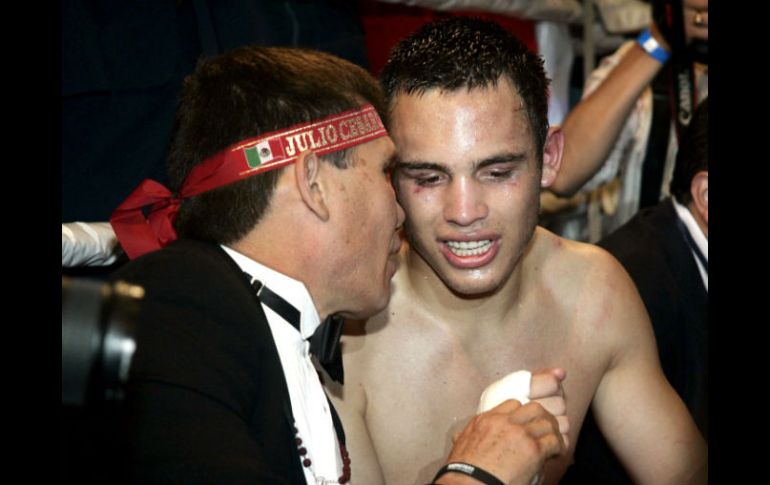 Julio César Chávez aconseja a su hijo César Jr. durante una pelea. MEXSPORT  /