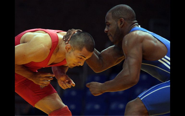 Escobar (rojo) consigue colgarse la de bronce. MEXSPORT  /