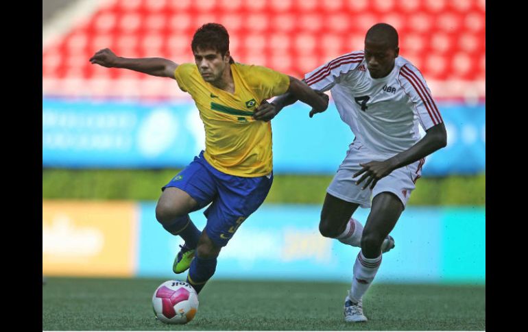 Foto de accion de Lucas Goncalves de Brasil y de Jose Macias de Cuba en la competencia. MEXSPORT  /