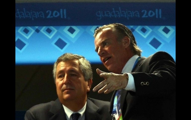 Jorge Vergara de Chivas y Carlos Andrade de COPAG durante la ceremonia de apertura de los Juegos Panamericanos 2011. MEXSPORT  /