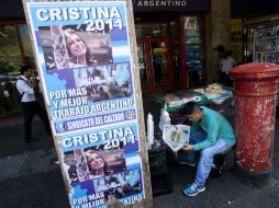 A unos días de los comicios, las principales ciudades argentinas lucen repletas de carteles publicitarios de los candidatos. AP  /