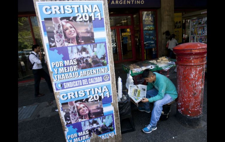 A unos días de los comicios, las principales ciudades argentinas lucen repletas de carteles publicitarios de los candidatos. AP  /