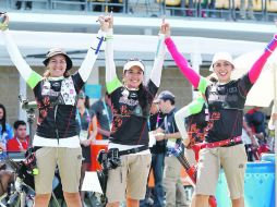 Alejandra Valencia, Mariana Avitia y Aída Román festejan ante el público de la Unidad Revolución. NTX  /