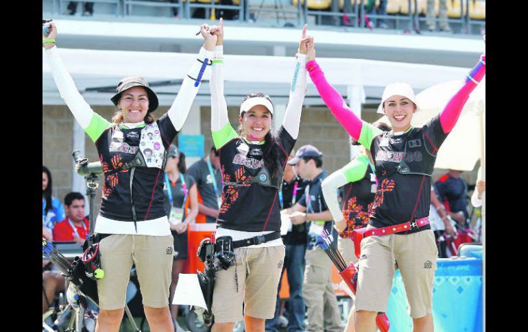 Alejandra Valencia, Mariana Avitia y Aída Román festejan ante el público de la Unidad Revolución. NTX  /