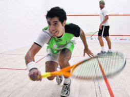 El mexicano César Salazar intenta alcanzar una pelota en su duelo contra el canadiense Shawn Delierre.  /