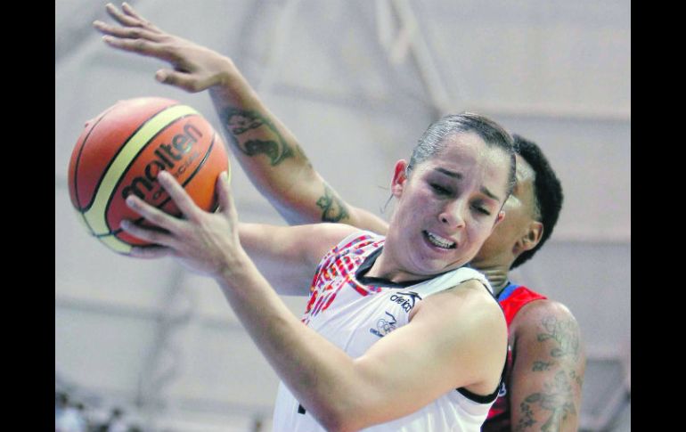 Mónica García, de México, protege el balón durante las acciones del primer partido del baloncesto femenil. MEXSPORT  /