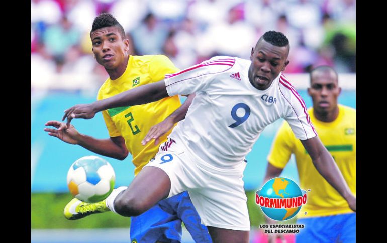 El cubano Heviel Cordoves (der. ) disputa el balón con el brasileño Madson dos Santos. EFE  /