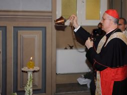 El secretario de Estado del Vaticano, el cardenal Tarcisio Bertone (d), bendice la reliquia que contiene la sangre del Beato. EFE  /