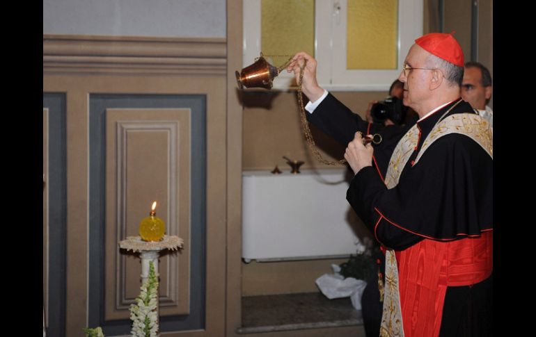 El secretario de Estado del Vaticano, el cardenal Tarcisio Bertone (d), bendice la reliquia que contiene la sangre del Beato. EFE  /