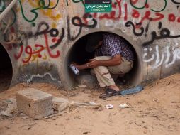 Un rebelde libio revisa una de las tuberías de concreto del sitio donde se escondía Gadhafi.EFE  /