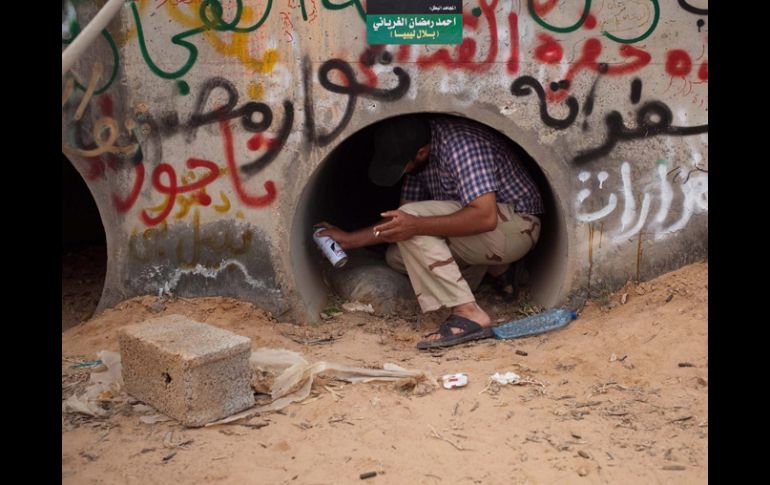 Un rebelde libio revisa una de las tuberías de concreto del sitio donde se escondía Gadhafi.EFE  /