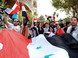 Grupo de ciudadanos sirios protestando frente a la embajada de Turquía en Damasco. EFE  /