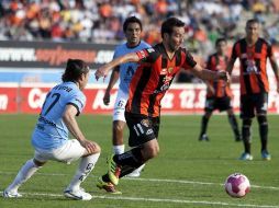 Lusi Gabriel Rey (D) de Jaguares y Daniel Alcantar de San Luis miden sus técnicas en la cancha. MEXSPORT  /