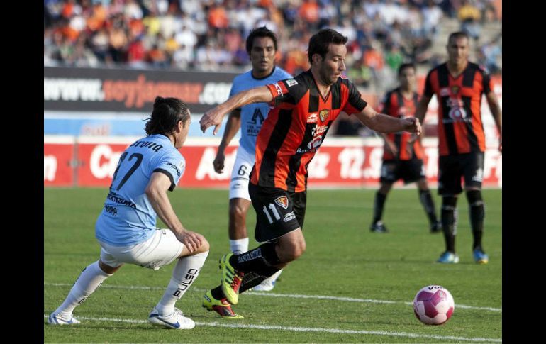 Lusi Gabriel Rey (D) de Jaguares y Daniel Alcantar de San Luis miden sus técnicas en la cancha. MEXSPORT  /