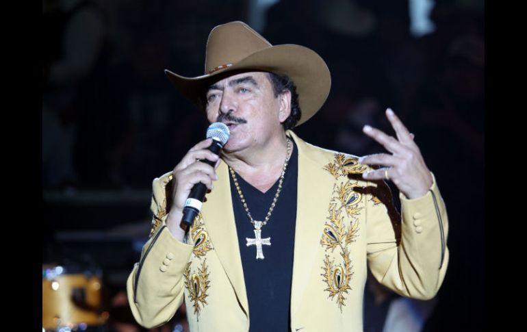 En la imagen, el cantautor Joan Sebastian al principio de su presentación en el Palenque de las Fiestas de Octubre.  /