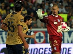 Miguel Calero de Pachuca y Jugadores de Pumas, durante el partido en el estadio Hidalgo. MEXSPORT  /