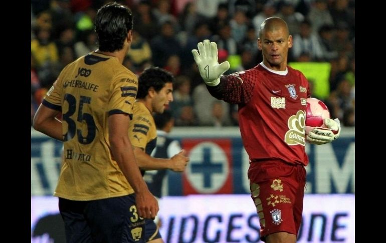 Miguel Calero de Pachuca y Jugadores de Pumas, durante el partido en el estadio Hidalgo. MEXSPORT  /