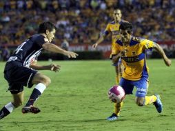 Damián Álvarez de Tigres y de Sergio Pérez de Monterrey, durante el juego. MEXSPORT  /