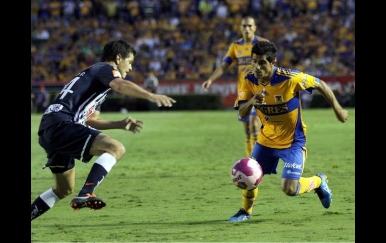 Damián Álvarez de Tigres y de Sergio Pérez de Monterrey, durante el juego. MEXSPORT  /