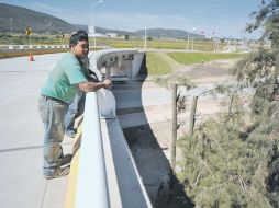 La obra sirve para que automovilistas que circulan por Periférico se integren a la pendiente que los llevará a El Bajío.  /