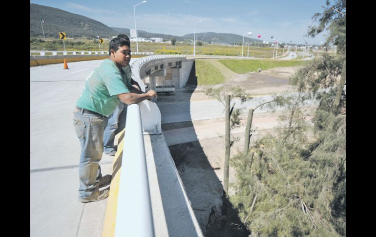 La obra sirve para que automovilistas que circulan por Periférico se integren a la pendiente que los llevará a El Bajío.  /